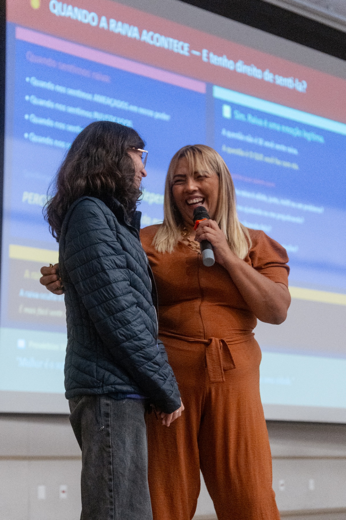 Cilene Nunes acolhendo participante em momento de conexão