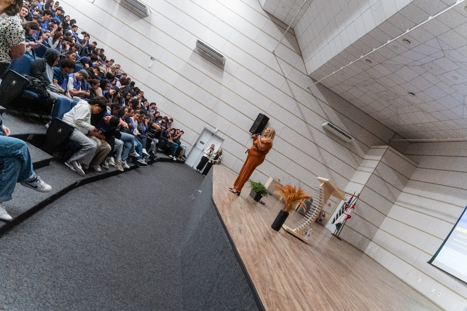 Auditório lotado durante palestra de Cilene Nunes
